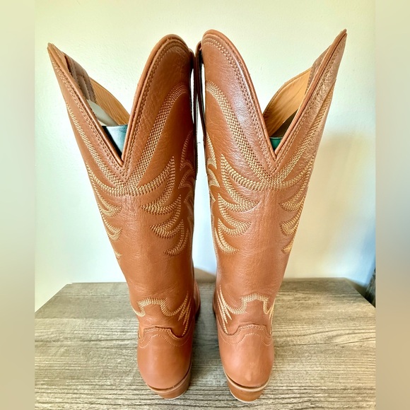 NEW in original box, never worn Tecovas Annie in Caramel. Size 8 - Picture 3 of 5